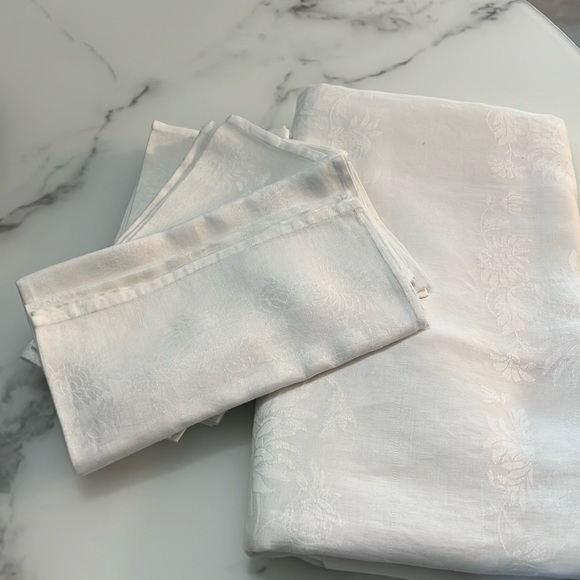 White Tablecloth with napkins - Picture 1 of 2